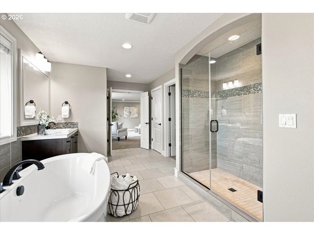 1388 ROSEMONT Rd, West Linn, OR 97068