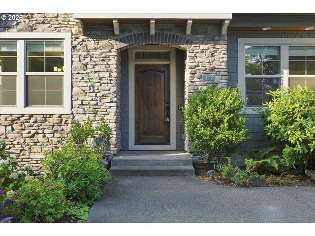 1388 ROSEMONT Rd, West Linn, OR 97068