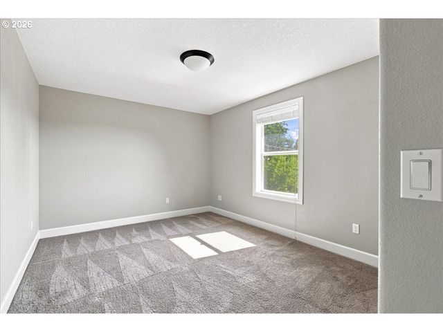 1388 ROSEMONT Rd, West Linn, OR 97068