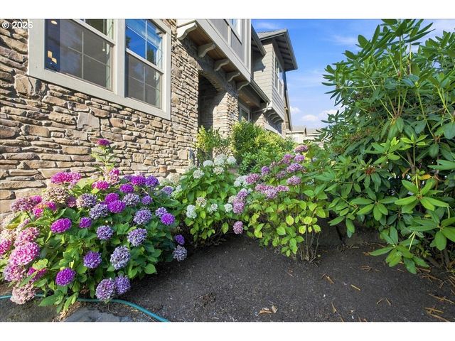 1388 ROSEMONT Rd, West Linn, OR 97068