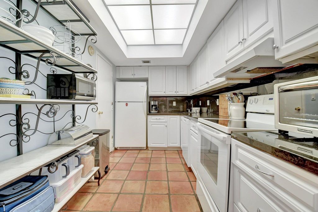 Image 16 of property listing at 3230 S Ocean Boulevard C105, Palm Beach, FL 33480