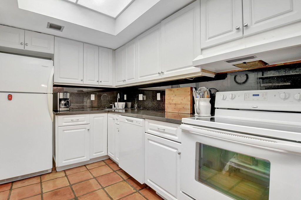 Image 18 of property listing at 3230 S Ocean Boulevard C105, Palm Beach, FL 33480