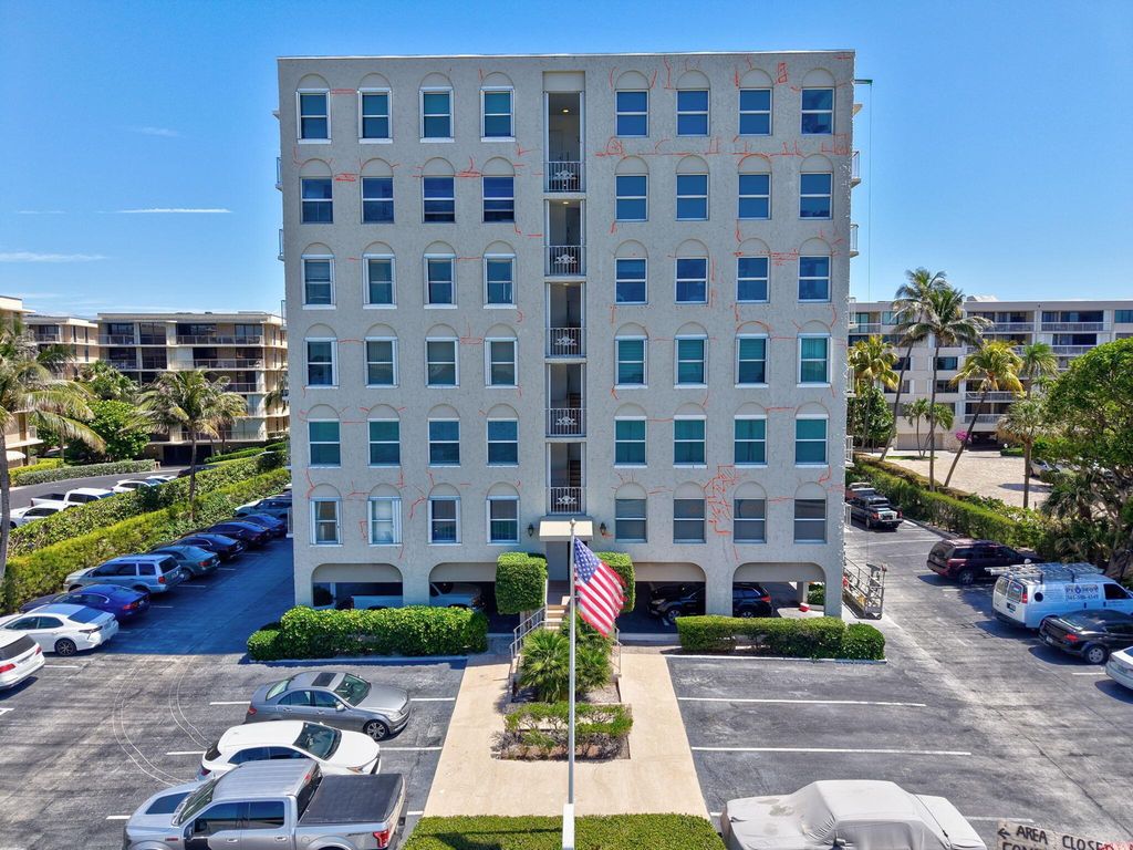 Image 3 of property listing at 3230 S Ocean Boulevard C105, Palm Beach, FL 33480