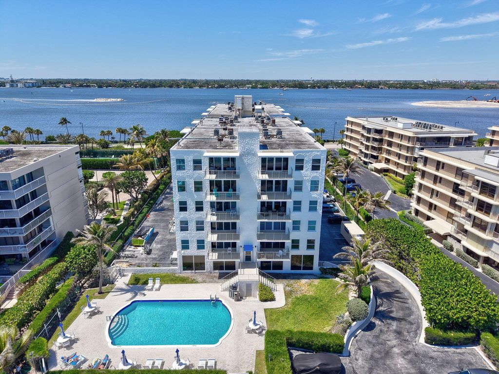 Image 5 of property listing at 3230 S Ocean Boulevard C105, Palm Beach, FL 33480
