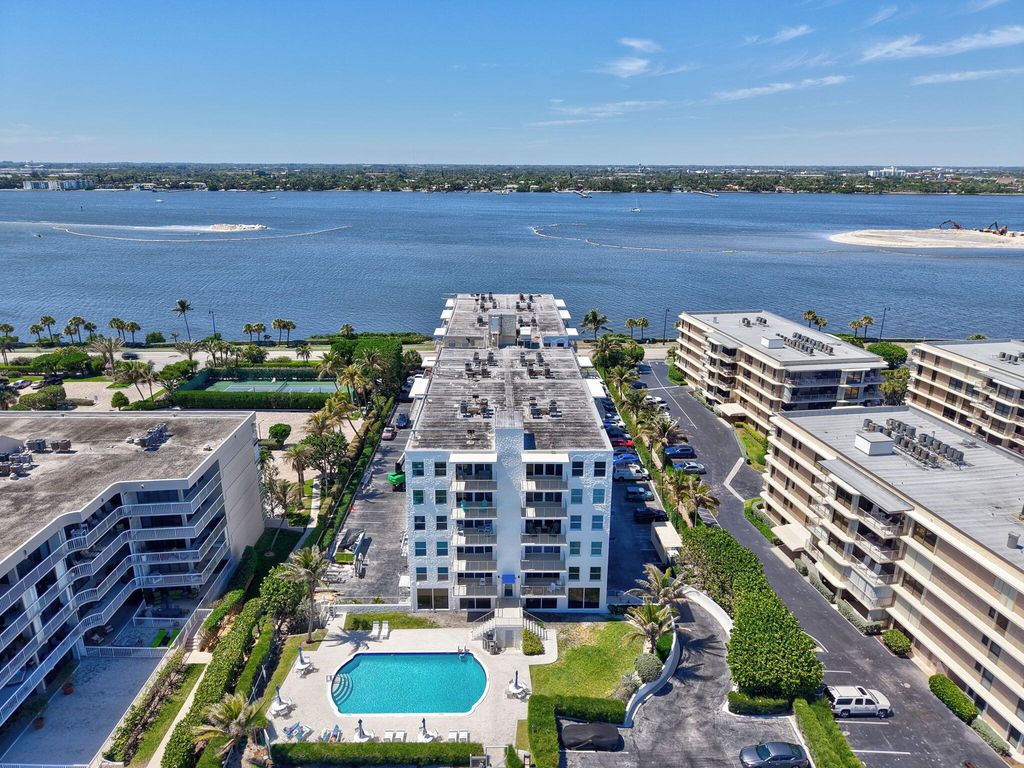 Image 6 of property listing at 3230 S Ocean Boulevard C105, Palm Beach, FL 33480
