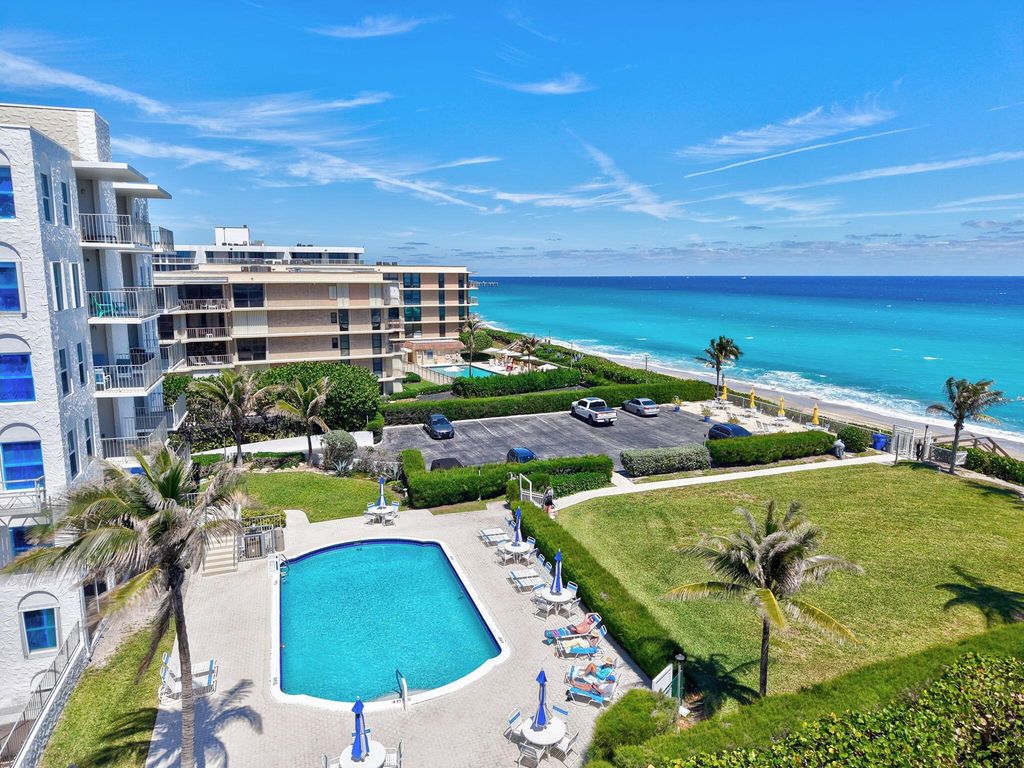 Image 7 of property listing at 3230 S Ocean Boulevard C105, Palm Beach, FL 33480