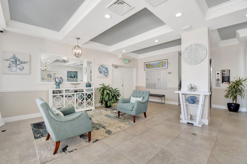 Image 8 of property listing at 3230 S Ocean Boulevard C105, Palm Beach, FL 33480