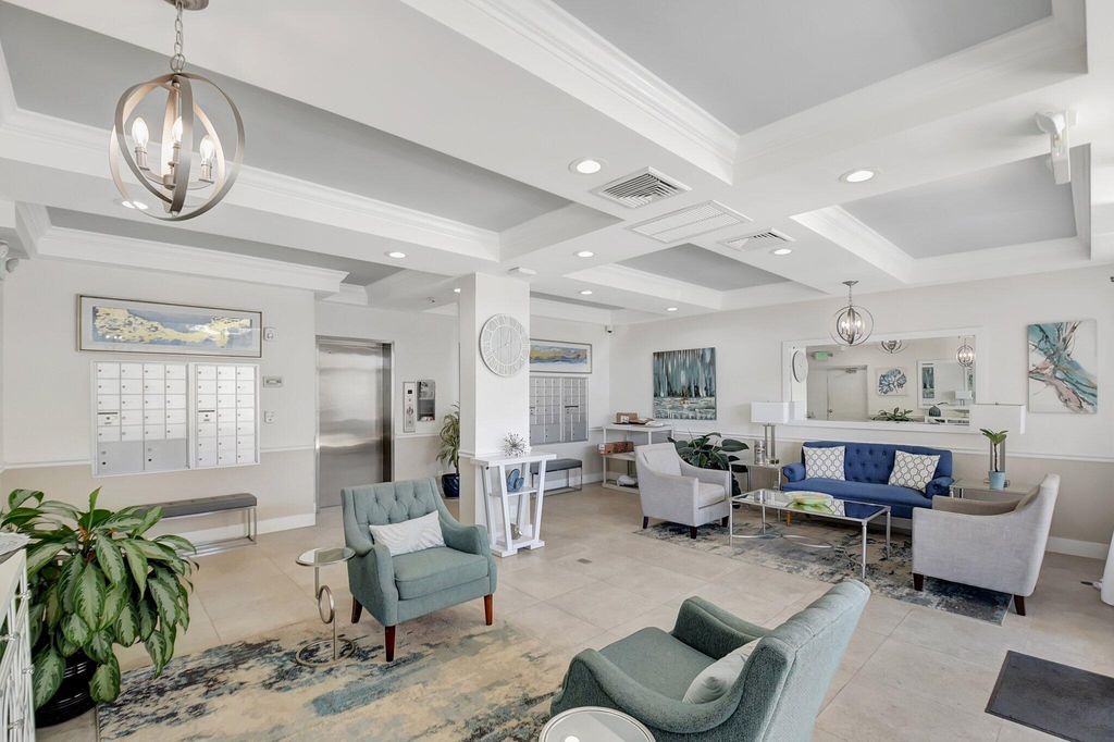 Image 9 of property listing at 3230 S Ocean Boulevard C105, Palm Beach, FL 33480
