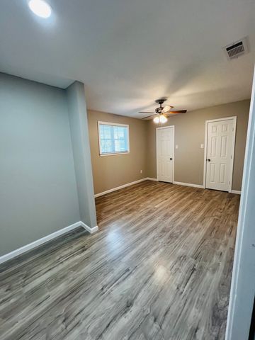 1026 SW 3rd Street, Grand Prairie, TX 75051