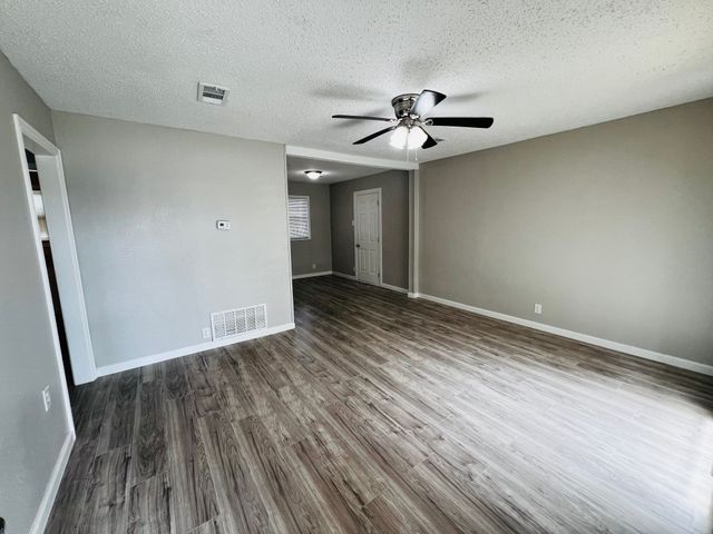 1026 SW 3rd Street, Grand Prairie, TX 75051