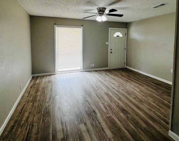 1026 SW 3rd Street, Grand Prairie, TX 75051