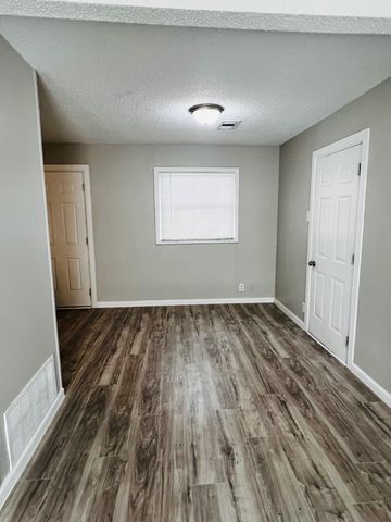 1026 SW 3rd Street, Grand Prairie, TX 75051