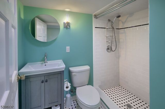 10 Maple St, Peapack Gladstone Boro, NJ 07934