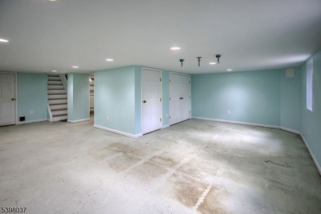 10 Maple St, Peapack Gladstone Boro, NJ 07934