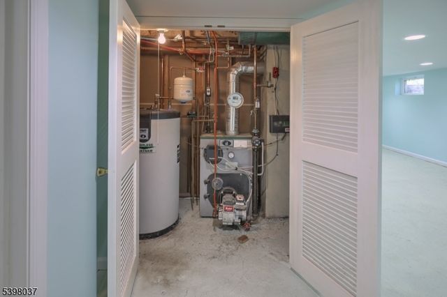 10 Maple St, Peapack Gladstone Boro, NJ 07934