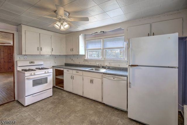 10 Maple St, Peapack Gladstone Boro, NJ 07934