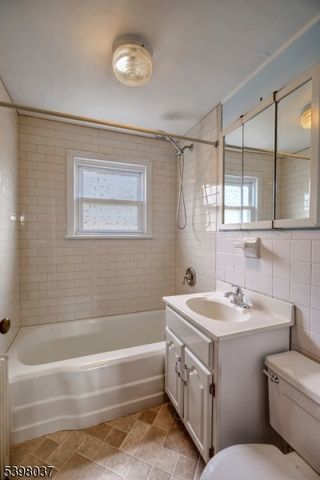 10 Maple St, Peapack Gladstone Boro, NJ 07934