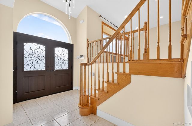 38 S Oaks Boulevard, Plainview, NY 11803