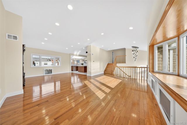 38 S Oaks Boulevard, Plainview, NY 11803