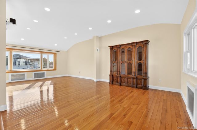 38 S Oaks Boulevard, Plainview, NY 11803