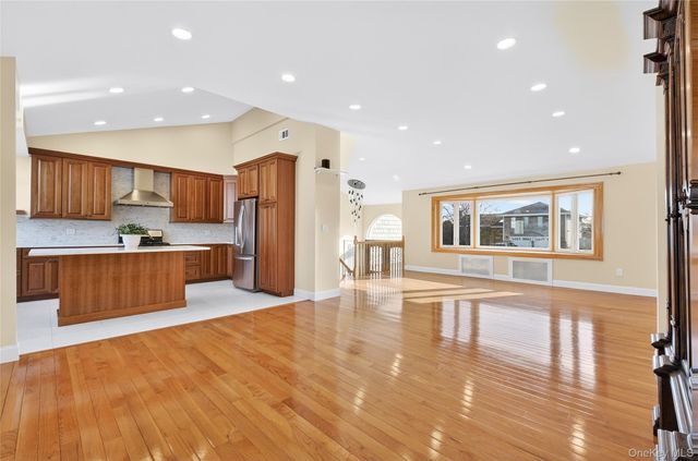 38 S Oaks Boulevard, Plainview, NY 11803