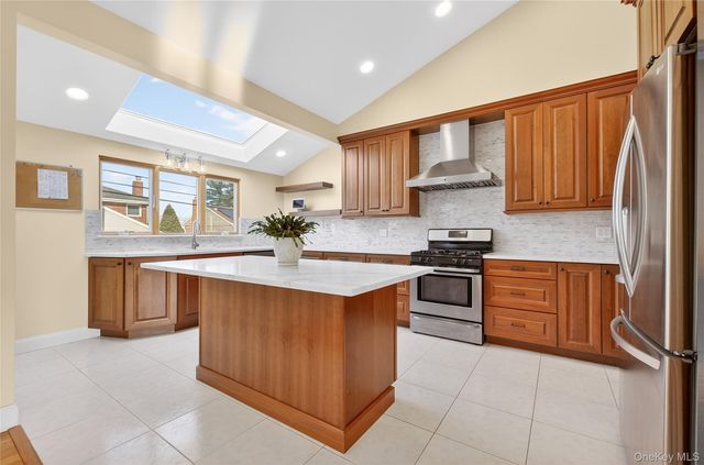 38 S Oaks Boulevard, Plainview, NY 11803