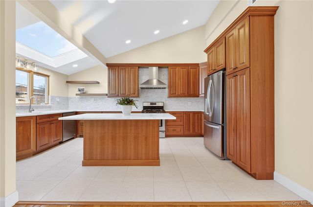 38 S Oaks Boulevard, Plainview, NY 11803