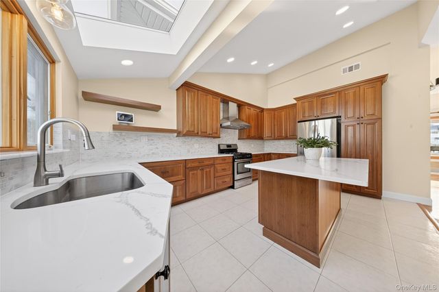 38 S Oaks Boulevard, Plainview, NY 11803