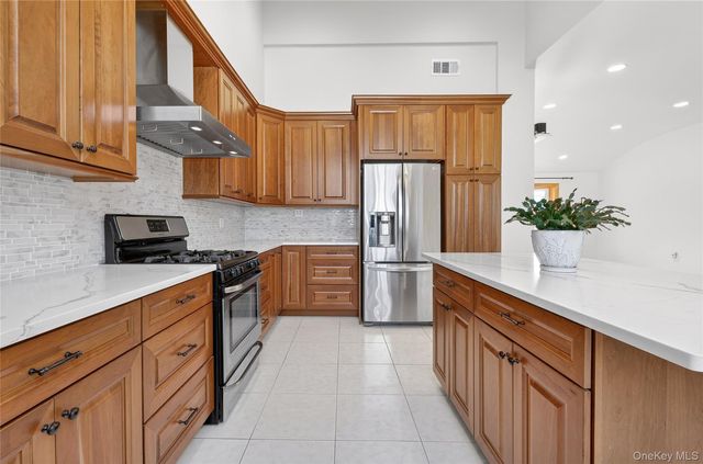 38 S Oaks Boulevard, Plainview, NY 11803