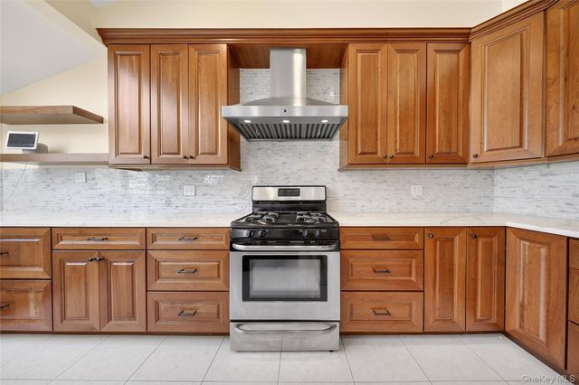 38 S Oaks Boulevard, Plainview, NY 11803