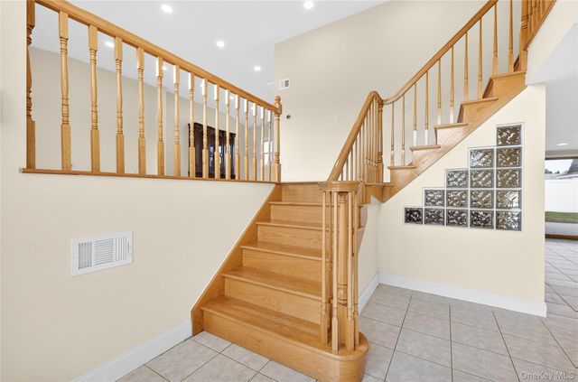 38 S Oaks Boulevard, Plainview, NY 11803