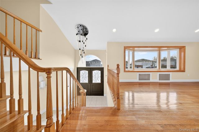 38 S Oaks Boulevard, Plainview, NY 11803