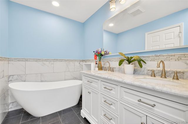 38 S Oaks Boulevard, Plainview, NY 11803