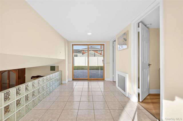 38 S Oaks Boulevard, Plainview, NY 11803