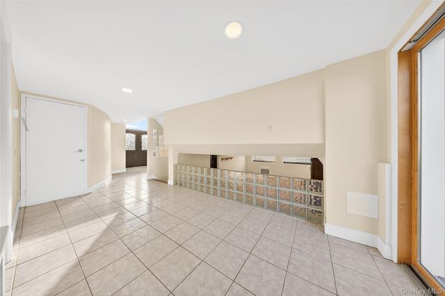 38 S Oaks Boulevard, Plainview, NY 11803