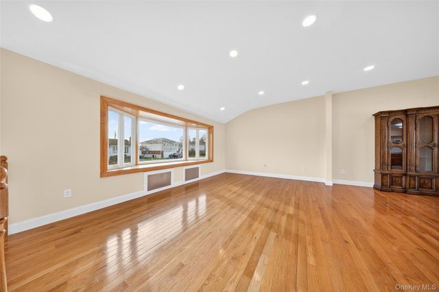 38 S Oaks Boulevard, Plainview, NY 11803