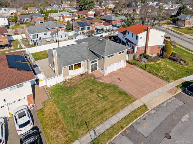 38 S Oaks Boulevard, Plainview, NY 11803