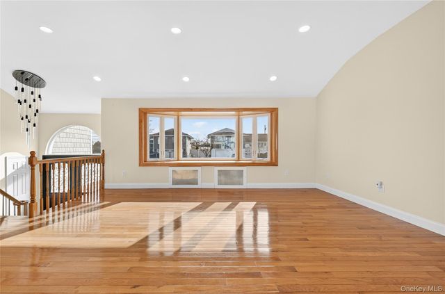 38 S Oaks Boulevard, Plainview, NY 11803