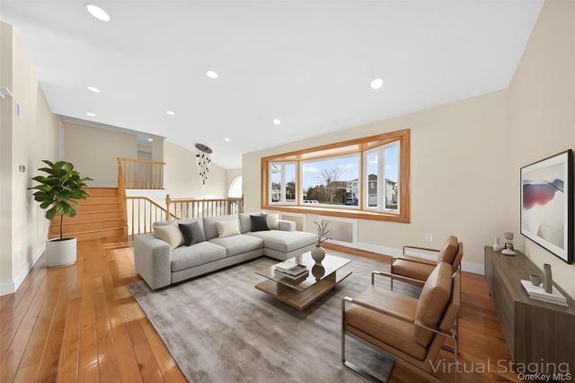 38 S Oaks Boulevard, Plainview, NY 11803