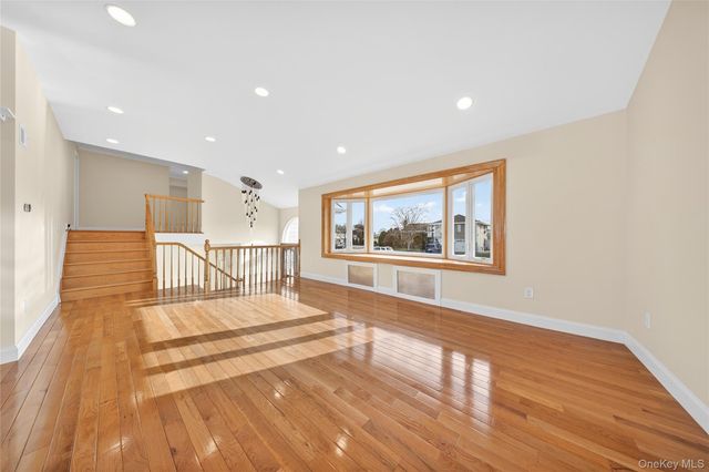 38 S Oaks Boulevard, Plainview, NY 11803