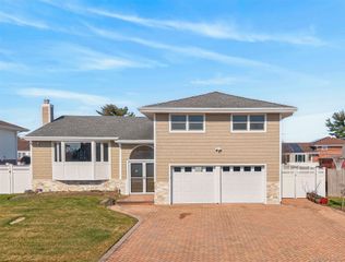 38 S Oaks Boulevard, Plainview, NY 11803