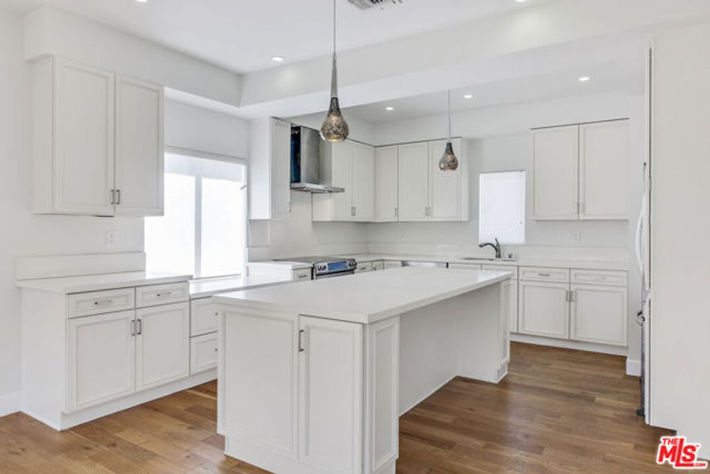 339 N Oakhurst Drive 401, Beverly Hills, CA 90210