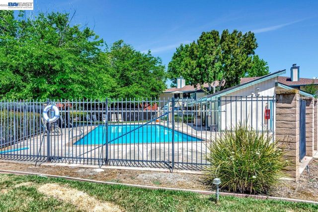 2500 Copa Del Oro Dr, Union City, CA 94587