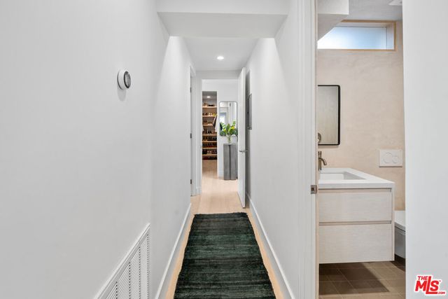 930 California Avenue 301, Santa Monica, CA 90403
