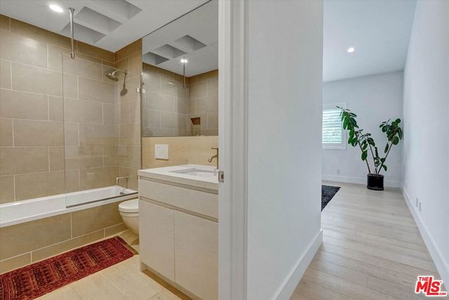 930 California Avenue 301, Santa Monica, CA 90403