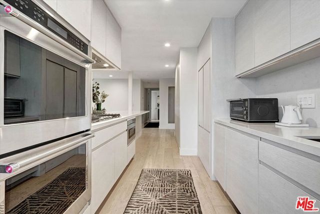 930 California Avenue 301, Santa Monica, CA 90403