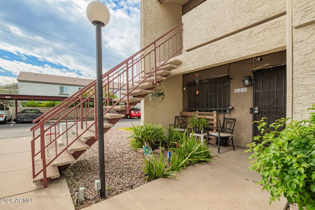 3301 E EARLL Drive 120, Phoenix, AZ 85018