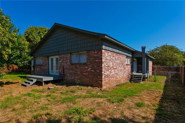 8 Willow Drive, Hearne, TX 77859