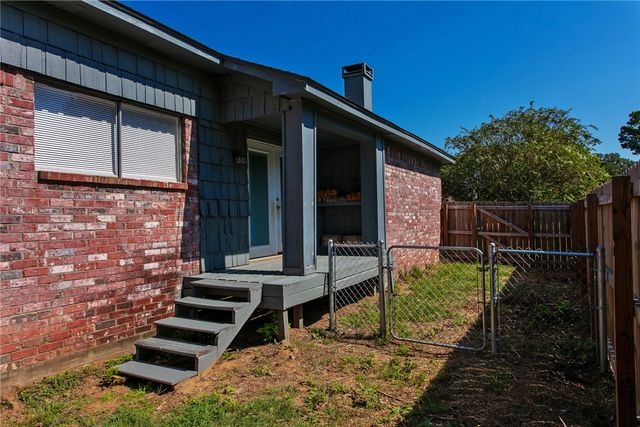 8 Willow Drive, Hearne, TX 77859