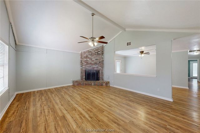 8 Willow Drive, Hearne, TX 77859